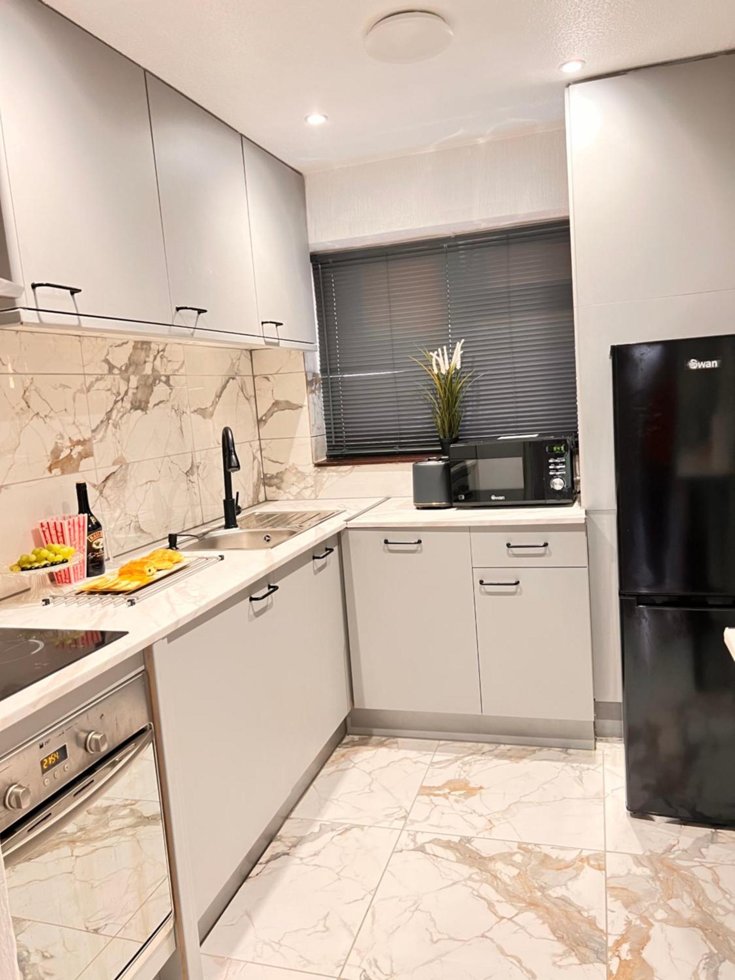 Luxe Smart Home - Basildon Serviced Accommodation - 7 Mins Walk To Basildon Town Centre, Hospital & Train Station Oda fotoğraf