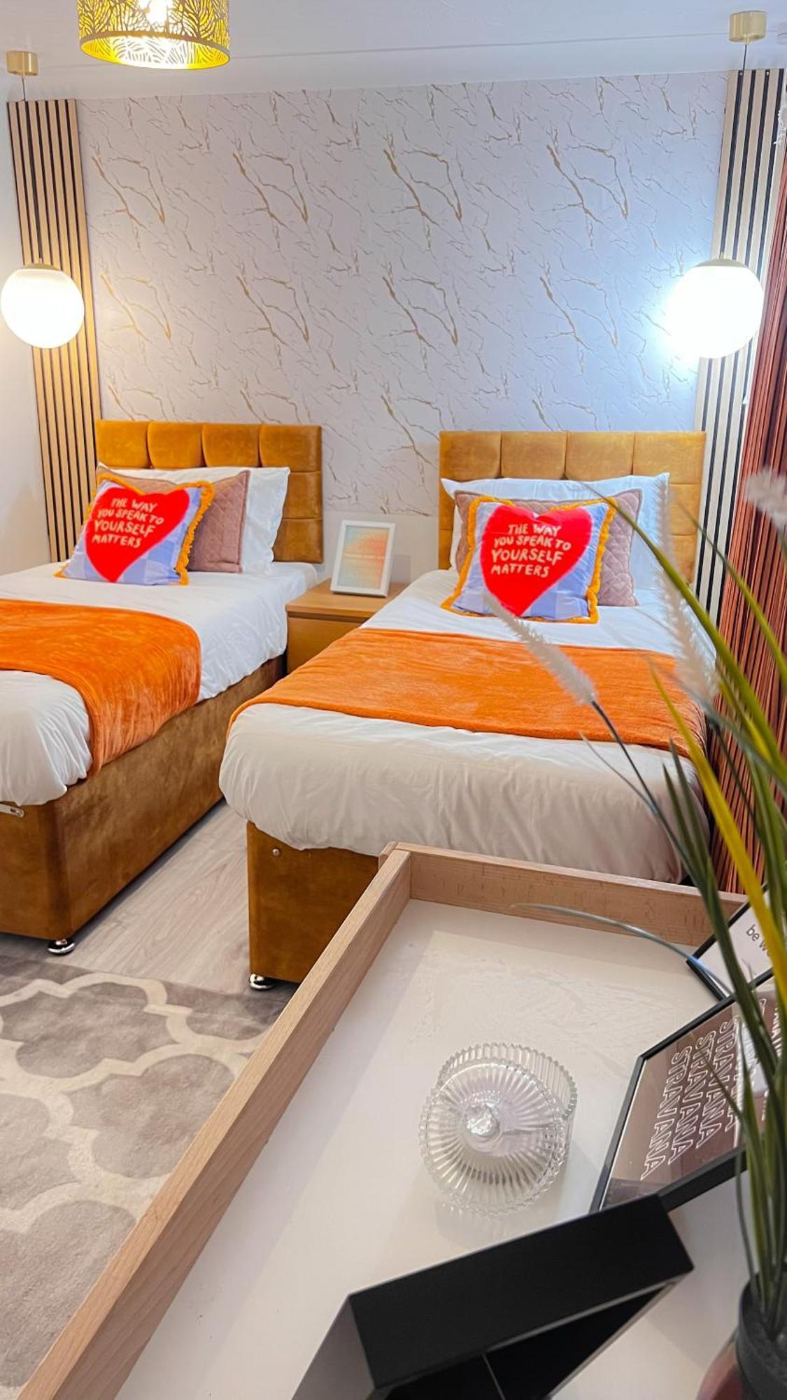 Luxe Smart Home - Basildon Serviced Accommodation - 7 Mins Walk To Basildon Town Centre, Hospital & Train Station Dış mekan fotoğraf