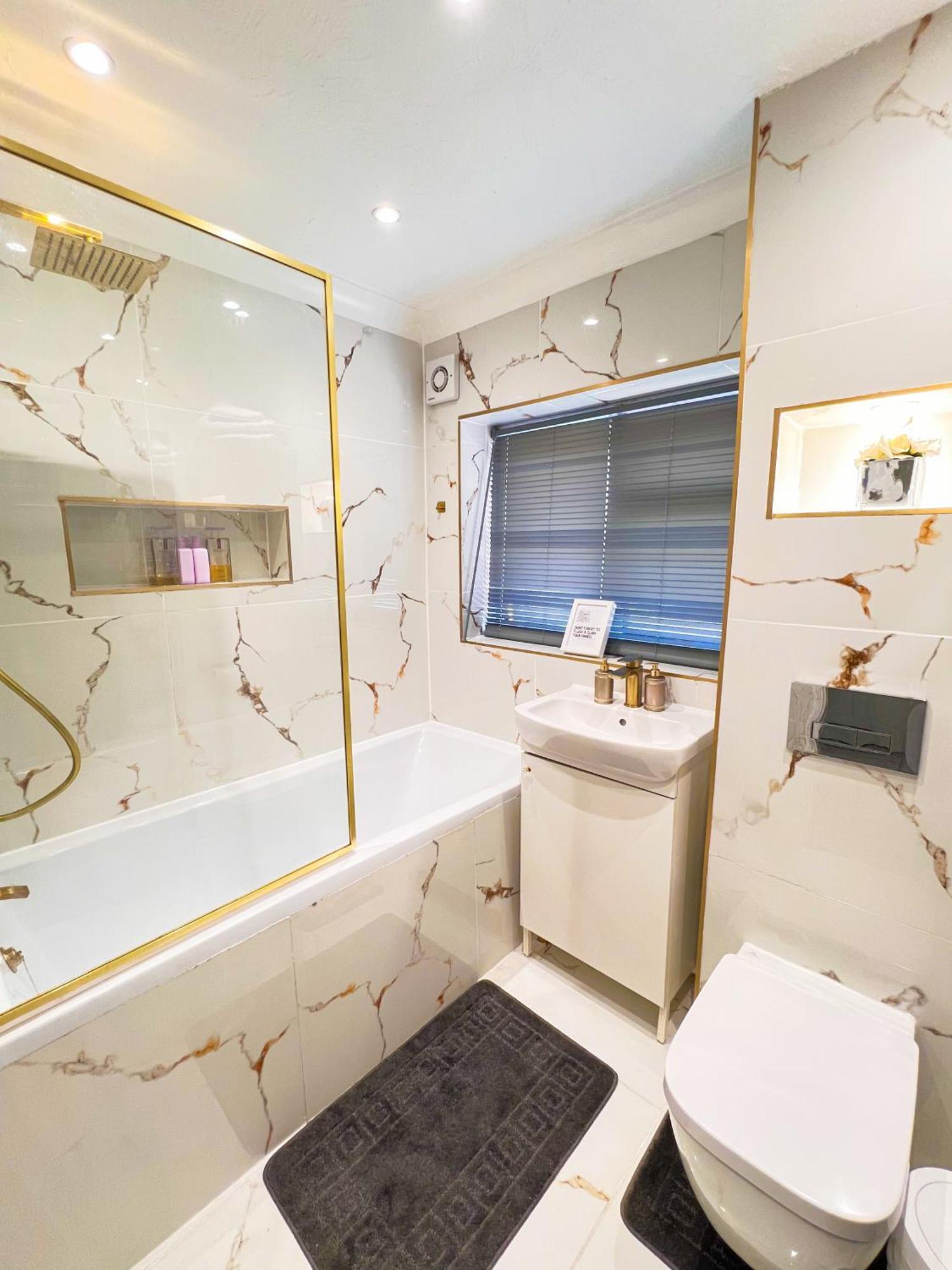 Luxe Smart Home - Basildon Serviced Accommodation - 7 Mins Walk To Basildon Town Centre, Hospital & Train Station Dış mekan fotoğraf