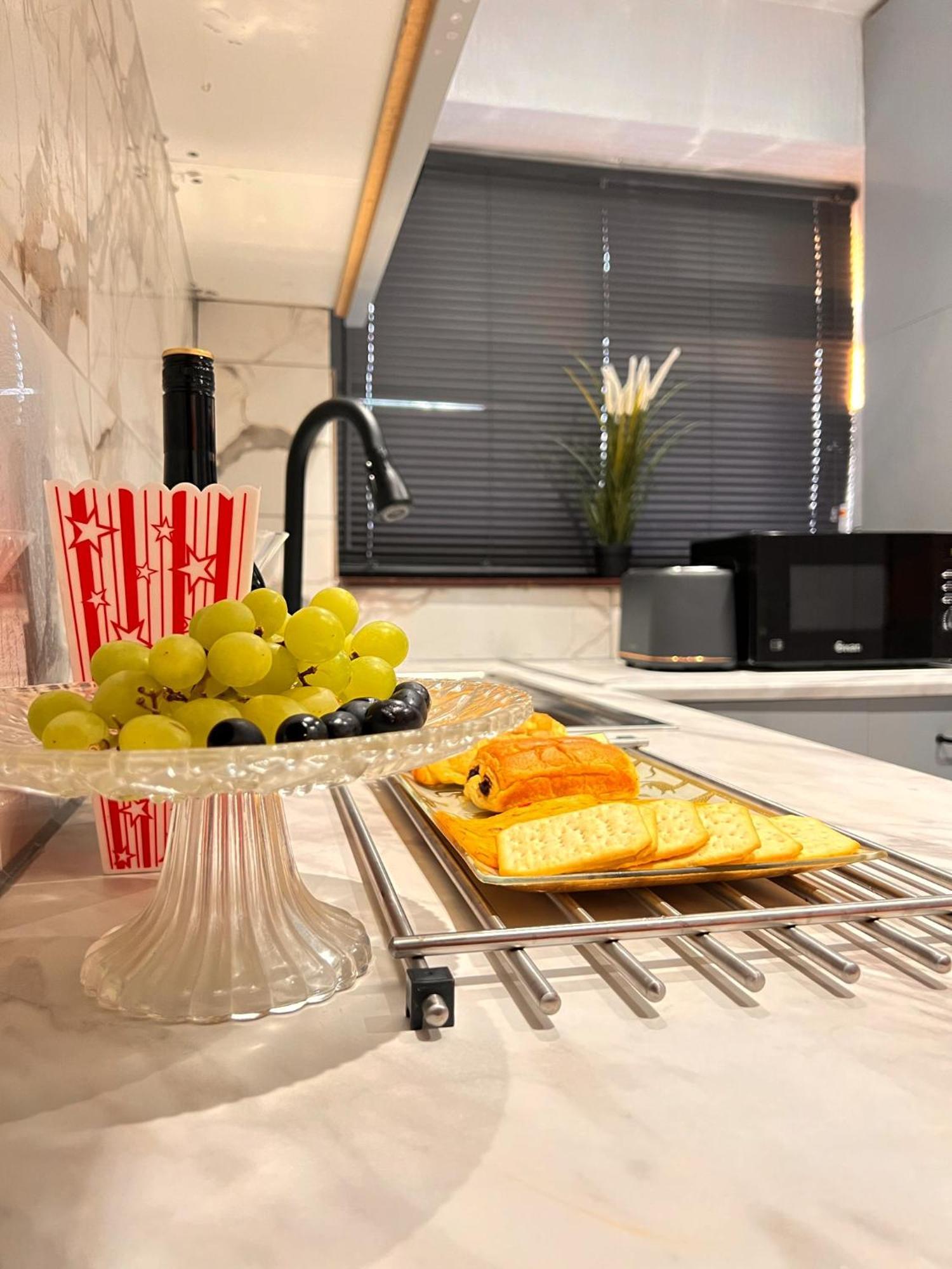 Luxe Smart Home - Basildon Serviced Accommodation - 7 Mins Walk To Basildon Town Centre, Hospital & Train Station Dış mekan fotoğraf