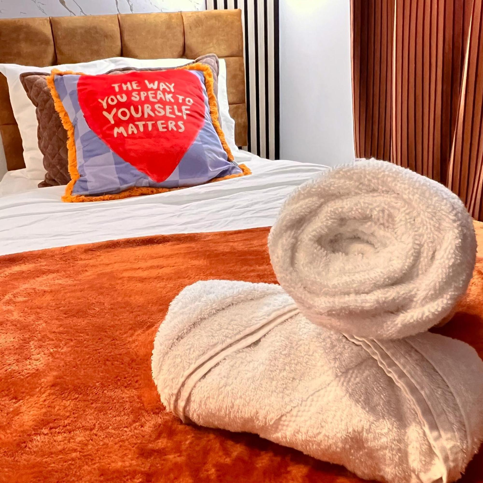 Luxe Smart Home - Basildon Serviced Accommodation - 7 Mins Walk To Basildon Town Centre, Hospital & Train Station Dış mekan fotoğraf