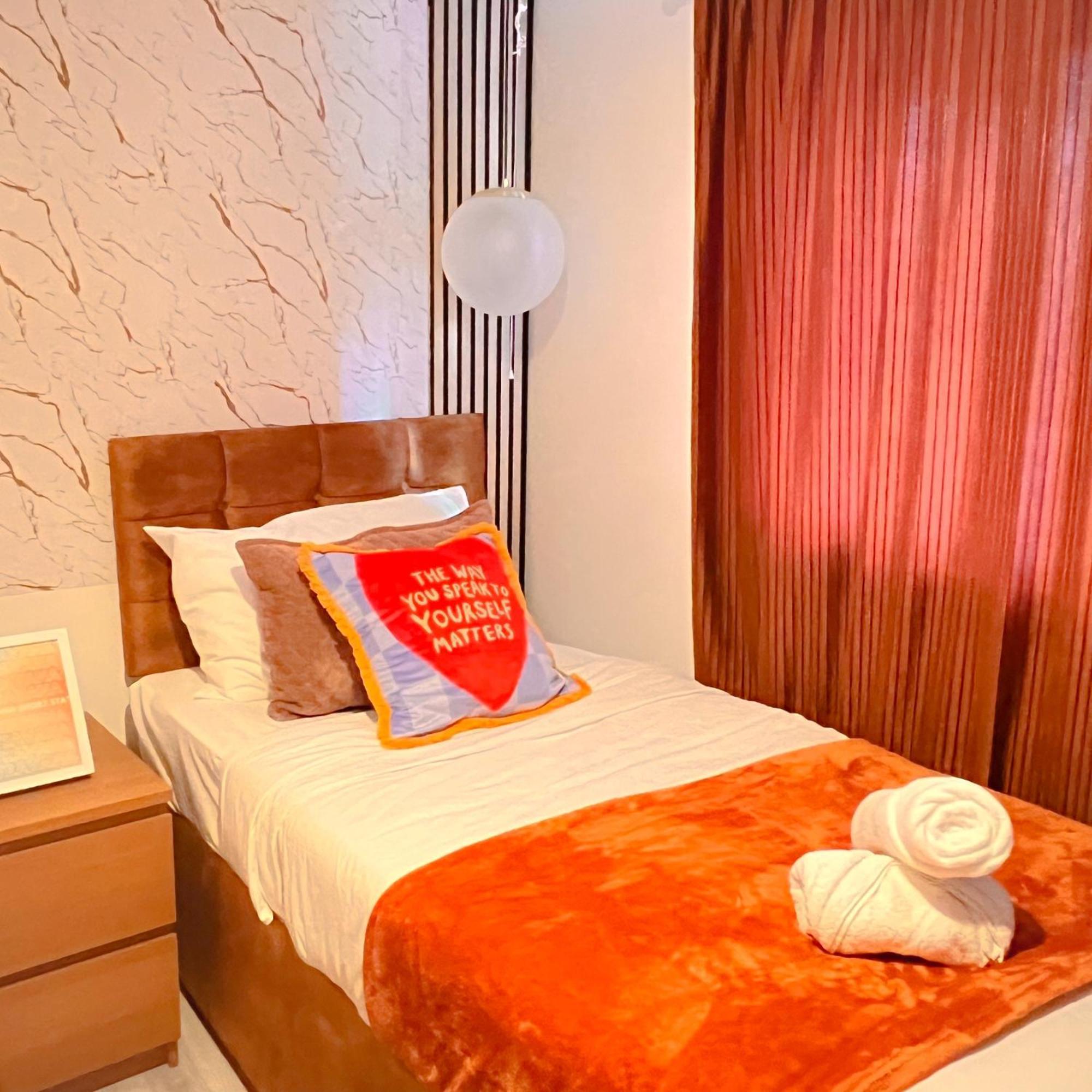Luxe Smart Home - Basildon Serviced Accommodation - 7 Mins Walk To Basildon Town Centre, Hospital & Train Station Dış mekan fotoğraf